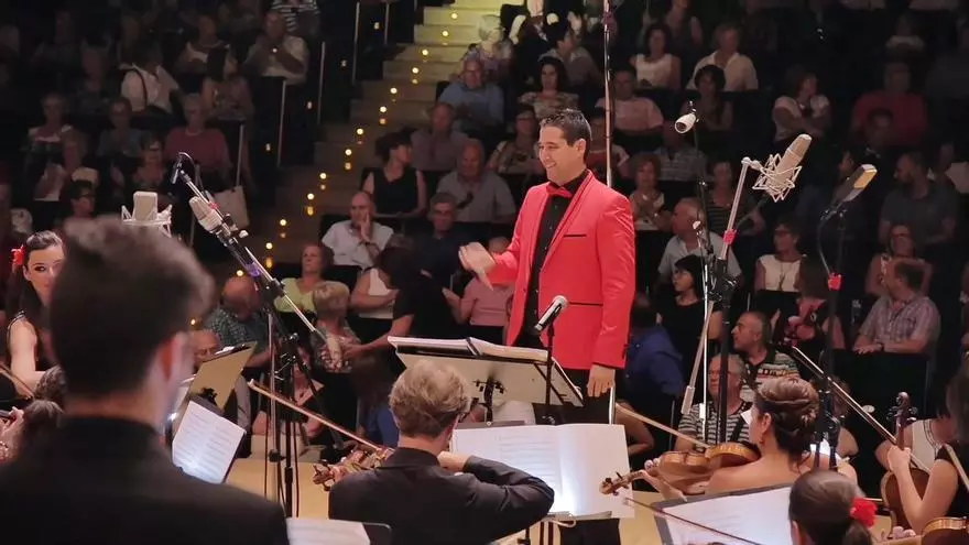 El compositor alicantino Óscar Navarro celebra 20 años en el mundo de la música