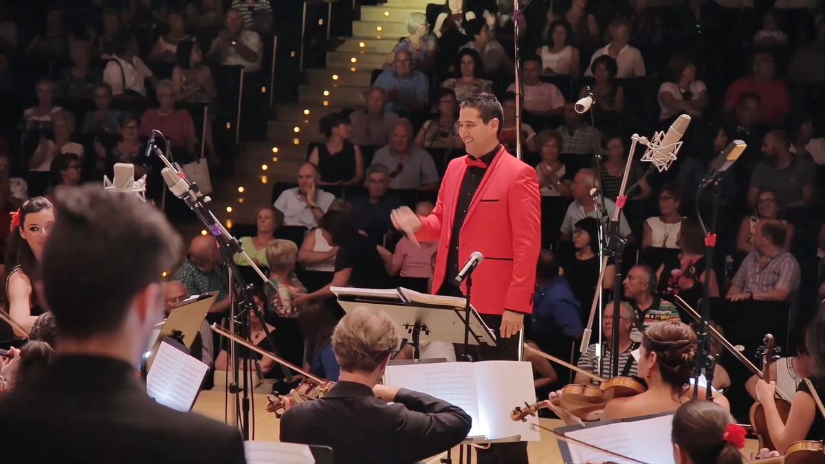 El compositor alicantino Óscar Navarro celebra 20 años en el mundo de la música