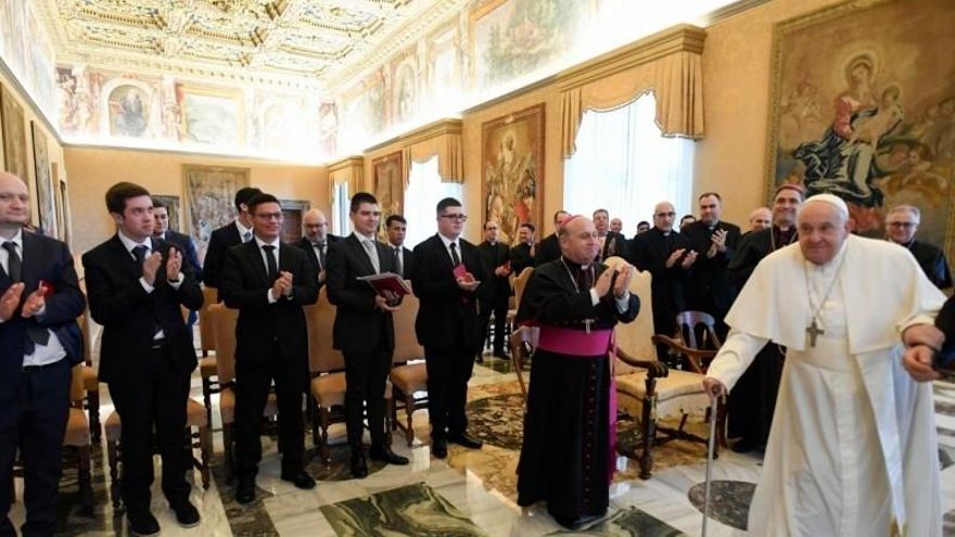 La delegación de las diócesis gallegas aplaude al papa al finalizar la audiencia en el Palacio Apostólico Vaticano