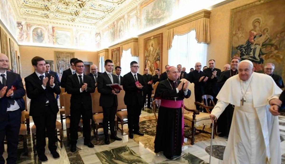 La delegación de las diócesis gallegas aplaude al papa al finalizar la audiencia en el Palacio Apostólico Vaticano