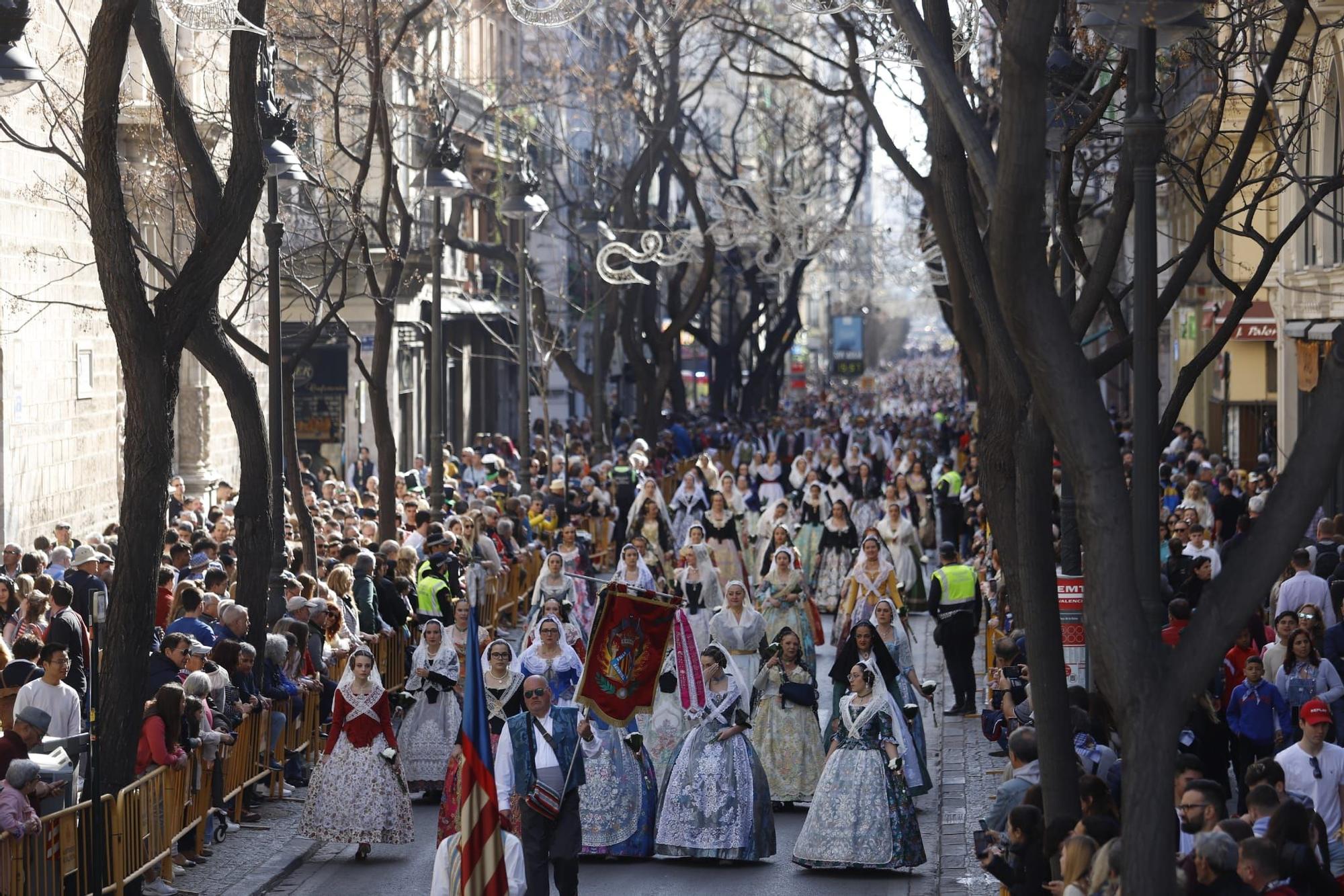 Las primeras comisiones ofrendan a la virgen