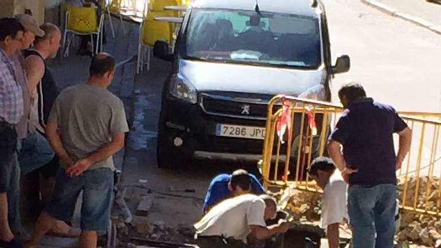 Trabajos de reparación de las averías de agua ayer en Fermoselle.