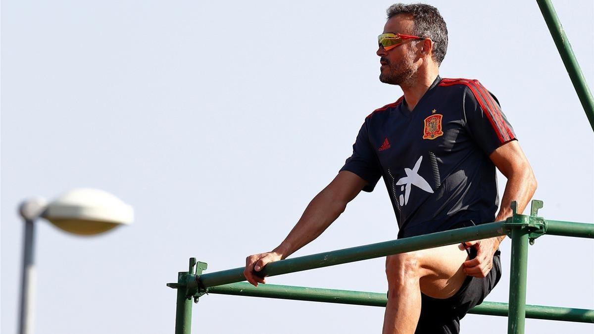 Luis Enrique observa el entrenamiento desde su andamio en la ciudad deportiva de Las Rozas.