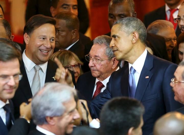 Panama's President Varela, Cuba's President Castro and their U.S. counterpart Obama share a moment before the inauguration of the VII Summit of the Americas in Panama City