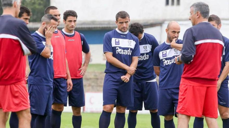 Blas García se dirige a los jugadores en un entrenamiento.