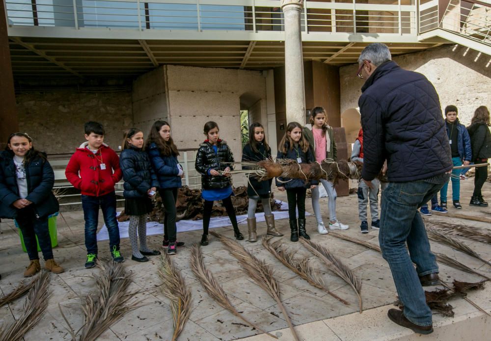 La Asociación de Palmereros y el Museo Arqueológico llevan a cabo talleres con niños para que aprendan a realizar las tradicionales antorchas