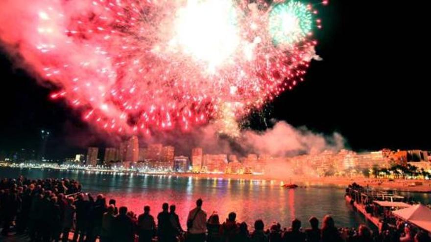 Imagen del castillo de fuegos artificiales que puso anoche el broche a las Fiestas Mayores de Benidorm.