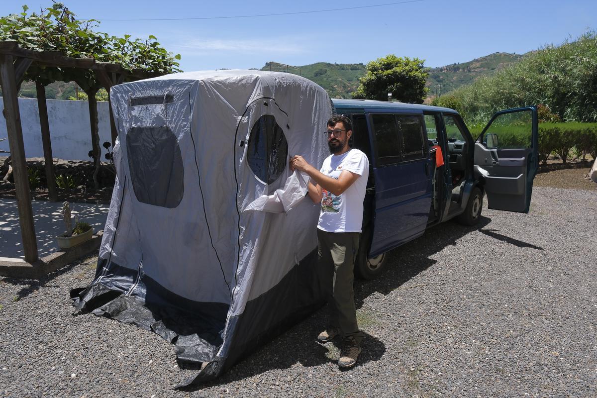 Isaac Reyes instala la terraza de su furgoneta.