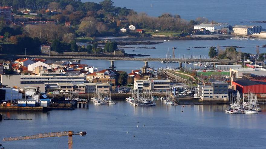 El hombre quiso recuperar un balón que cayó desde el Baltasar Pujales, y cayó al mar.