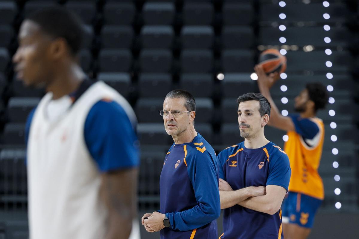 GRAFCVA3472. VALENCIA, 27/04/2026.- El entrenador del Valencia Basket, Pedro Martínez, durante el entrenamiento realizado este lunes previo al primer partido de los cuartos de final de la Euroliga que diputa este martes con el Panathinaikos, al que recibirá en el Roig Arena en los dos primeros partidos de la serie y al que ha ganado en cinco de las siete visitas que le ha hecho el equipo griego en el torneo. EFE/Ana Escobar