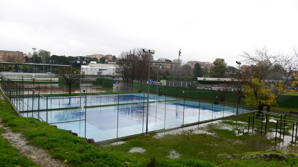 Ciudad deportiva de Plasencia, donde la obra de la piscina ha parado por la lluvia.