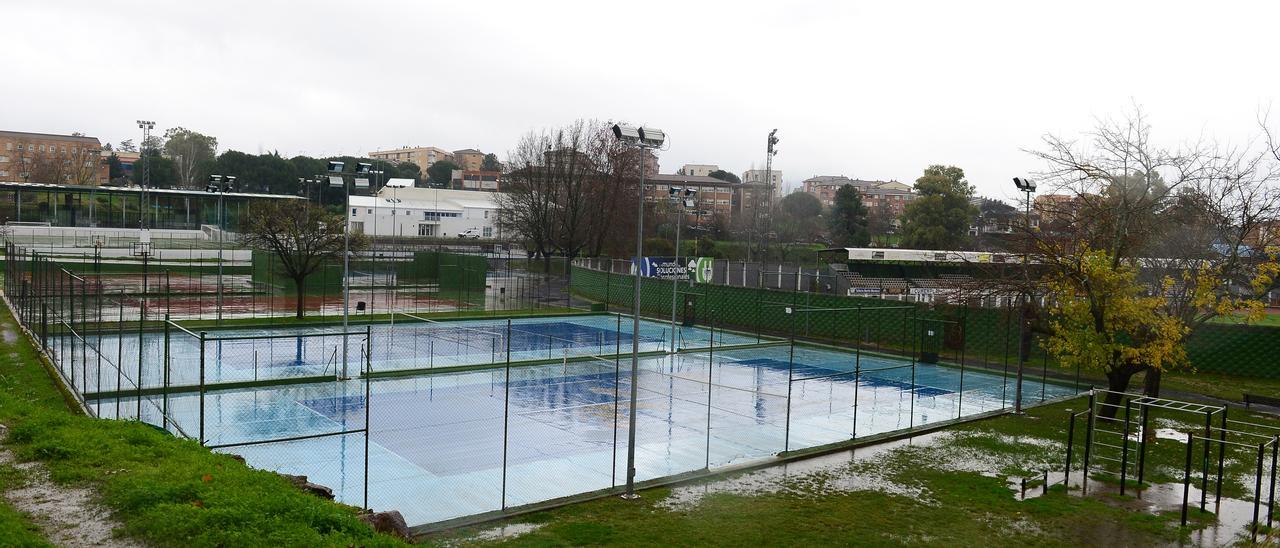 Ciudad deportiva de Plasencia, donde la obra de la piscina ha parado por la lluvia.