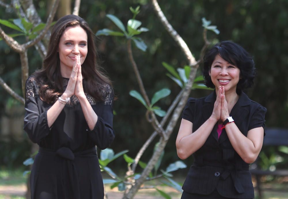 Angelina Jolie reaparece en Camboya con sus hijos