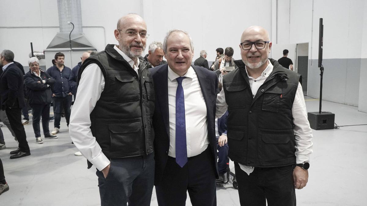 Jordi Hereu, entre Jordi Pujol (esquerra) i Pedro Sánchez, treballadors de Masats