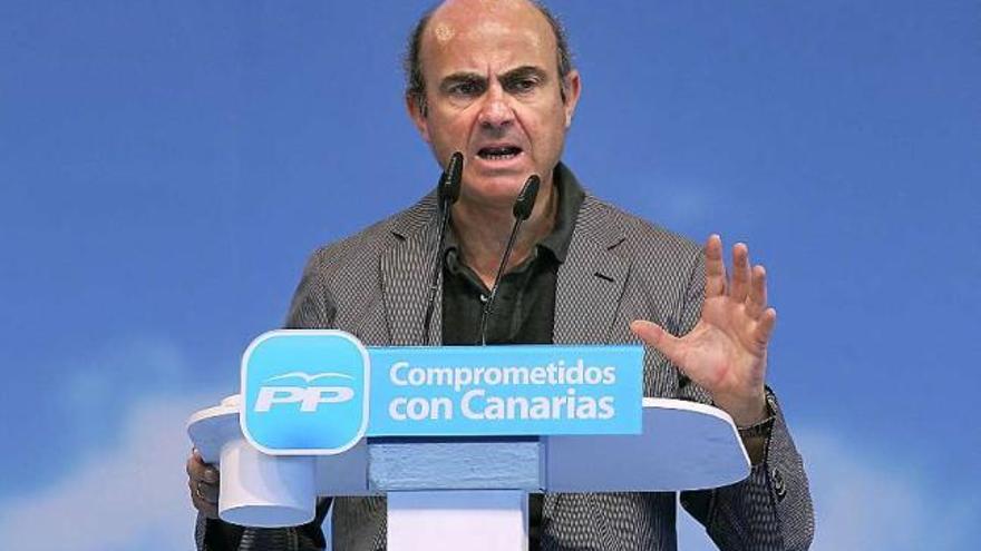De Guindos, ayer, durante su intervención en el congreso regional del PP de Canarias.