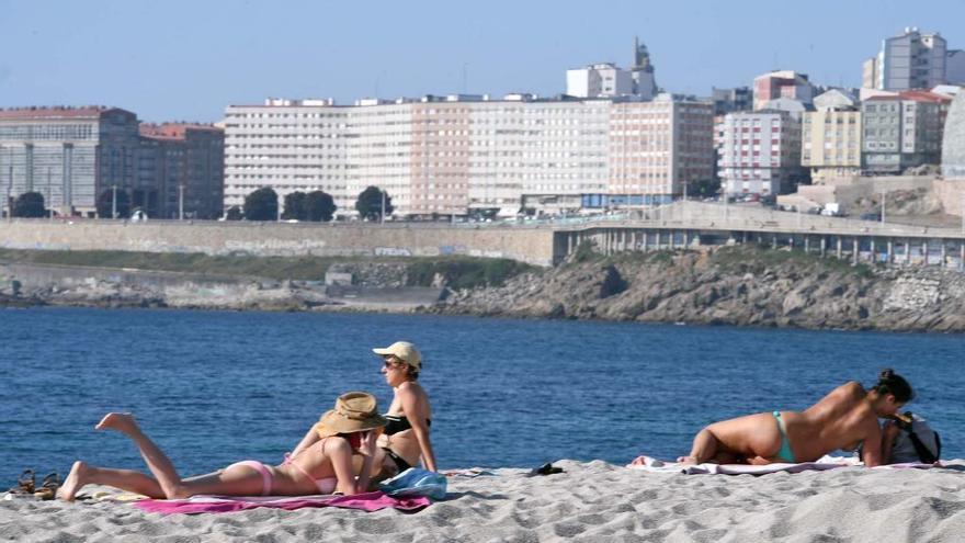 Bañistas en una céntrica playa de A Coruña.