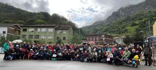 Trescientos peregrinos recorrieron la "Senda de los 20.000 pasos", con entrega de un premio en Bueño al botánico Tomás Díaz