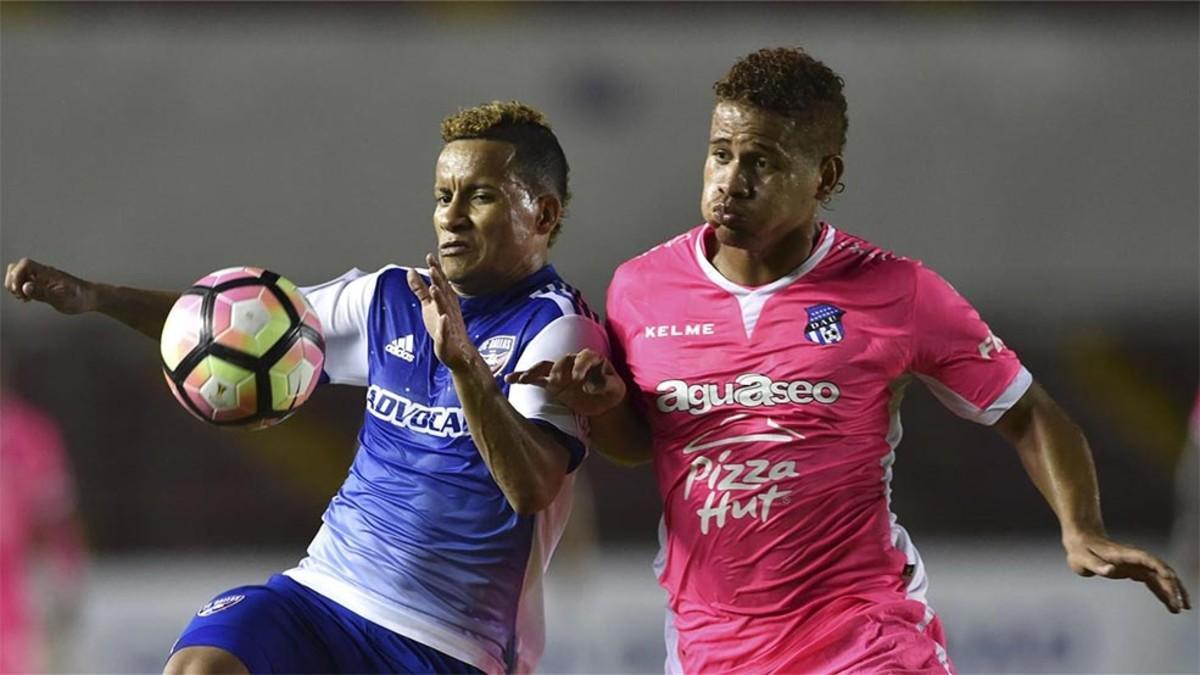 Michael Barrios y Roberto Chen, en un lance del partido