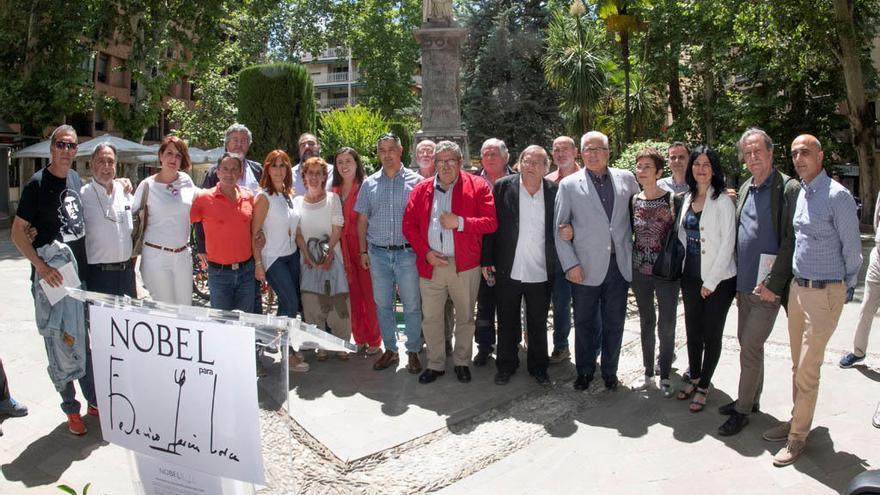 oto de familia de algunos de los miembros de la iniciativa firmada ya por más de 200 personalidades del mundo académico, de la cultura, la política y la justicia, entre otros el exjuez Baltasar Garzón (5d), periodistas como Pilar del Río (4d), y Paco Lobatón (2d), que reclaman el Premio Nobel de Literatura para Federico García Lorca.