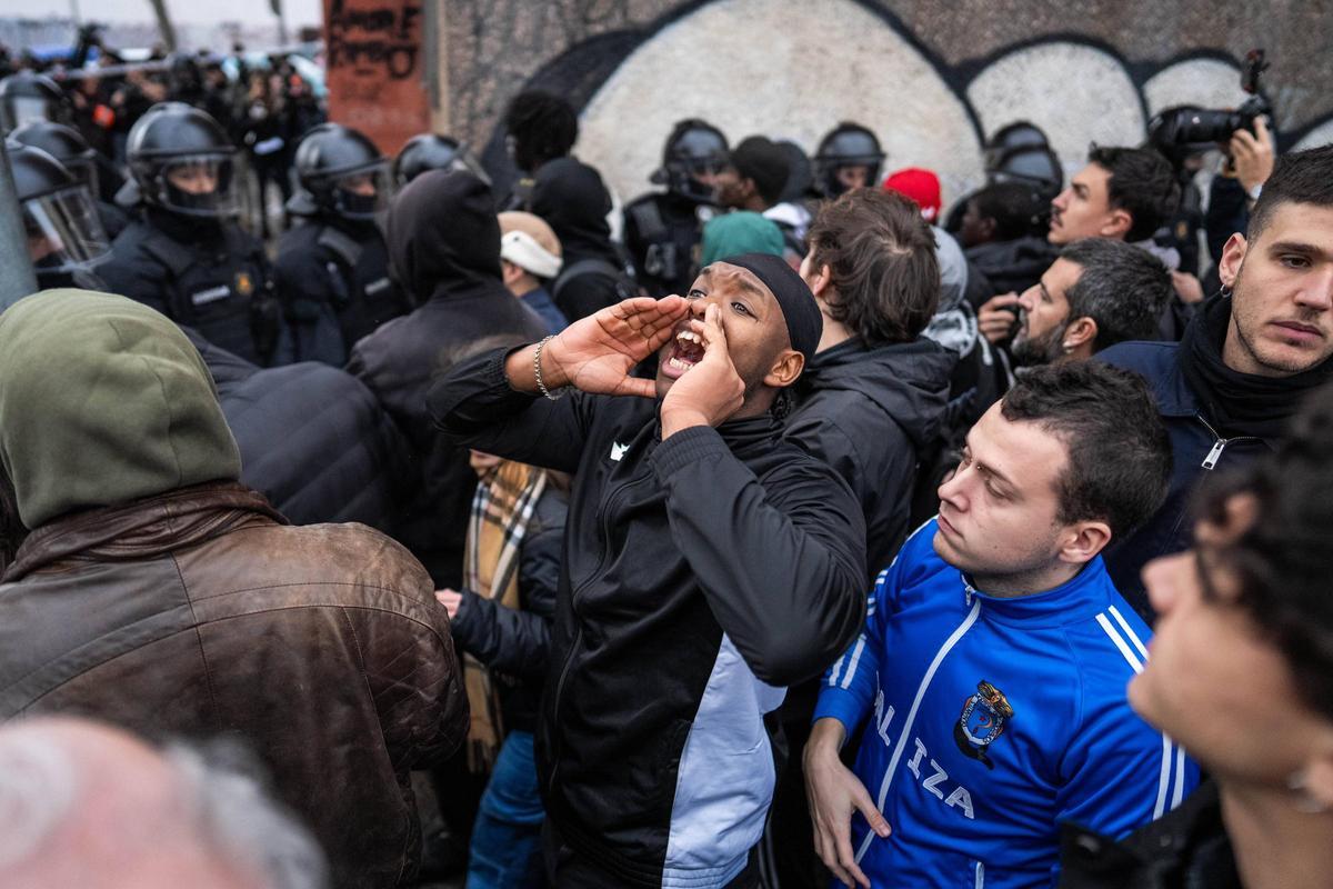 Desalojo del instituto B9 de Badalona