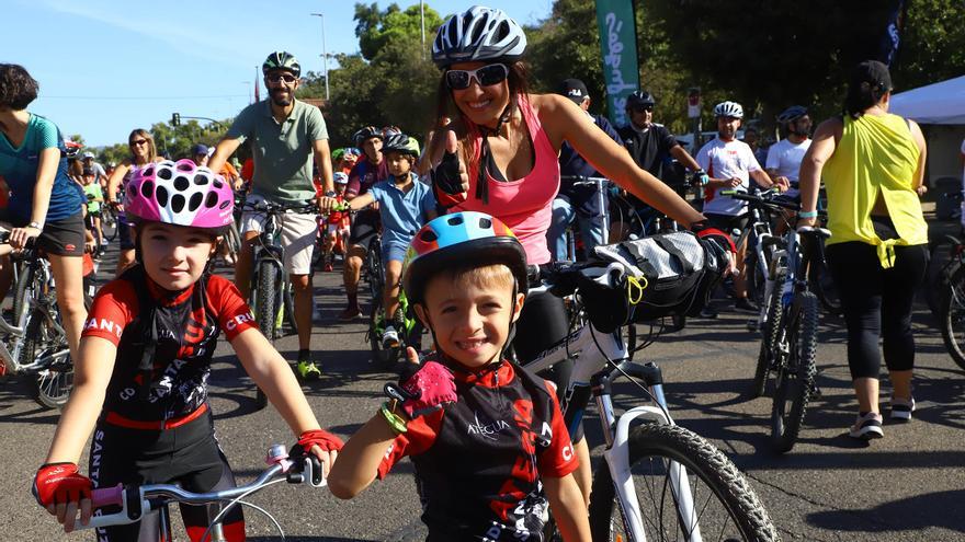 Familias enteras se suman a la Fiesta de la Bicicleta en Córdoba