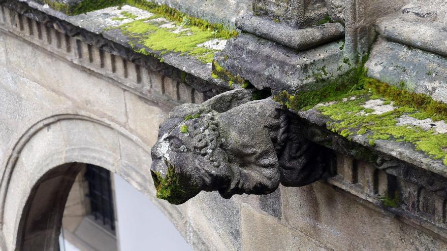 Así es la gárgola más original de Santiago: escondida a pie de calle en pleno casco histórico