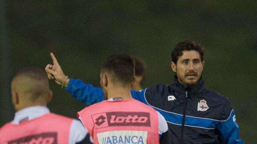 Víctor Sánchez da instrucciones durante el entrenamiento de ayer en la ciudad deportiva.