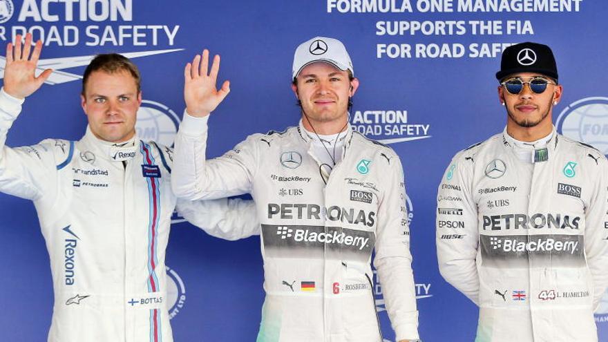Rosberg, en el centro, junto a Bottas y su compañero Hamilton.