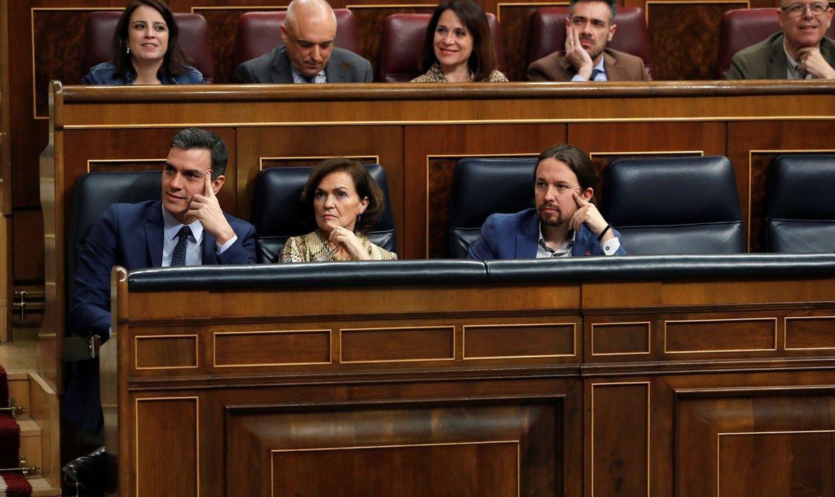 GRAF4588. MADRID, 04/02/2020.- El presidente del Gobierno, Pedro Sánchez (i), junto a la vicepresidenta primera del Ejecutivo, Carmen Calvo (c), y el vicepresidente segundo, Pablo Iglesias (d), desde sus escaños, durante el pleno celebrado este martes en el Congreso de los Diputados en Madrid. EFE/Zipi