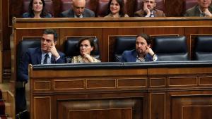 GRAF4588. MADRID, 04/02/2020.- El presidente del Gobierno, Pedro Sánchez (i), junto a la vicepresidenta primera del Ejecutivo, Carmen Calvo (c), y el vicepresidente segundo, Pablo Iglesias (d), desde sus escaños, durante el pleno celebrado este martes en el Congreso de los Diputados en Madrid. EFE/Zipi