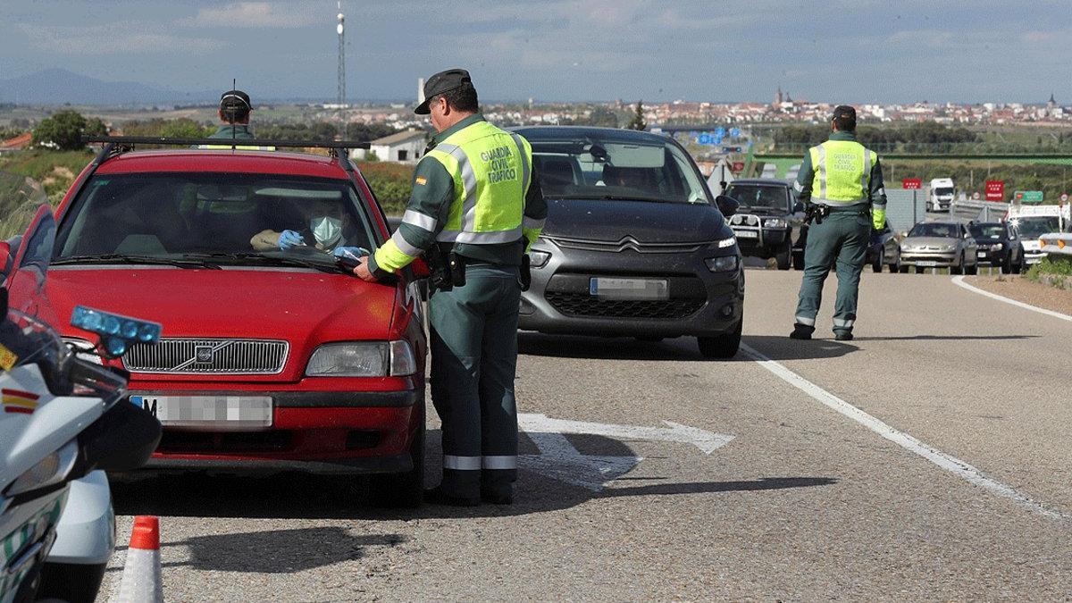 Miembros de la Guardia Civil realizan un control de tráfico en la A-5 a la salida de Madrid para evitar desplazamientos innecesarios con motivo del 1 de Mayo, este jueves 30 de abril