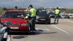 Miembros de la Guardia Civil realizan un control de tráfico en la A-5 a la salida de Madrid para evitar desplazamientos innecesarios con motivo del 1 de Mayo.