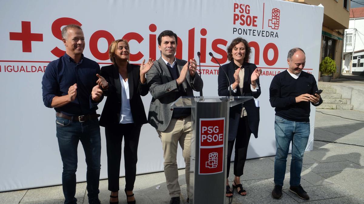 Imagen de archivo de un acto desplegado por el PSOE, con María Ferreirós (segunda por la derecha) entre los asistentes.