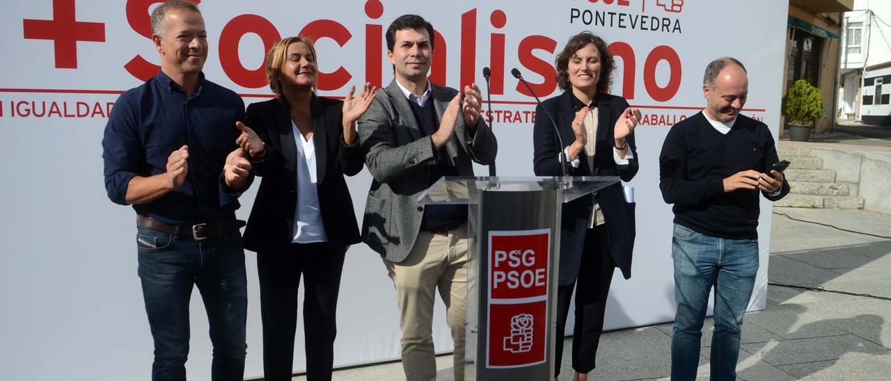 Imagen de archivo de un acto desplegado por el PSOE, con María Ferreirós (segunda por la derecha) entre los asistentes.