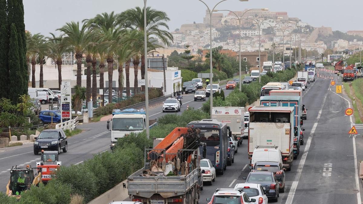 Atasco de tráfico en una carretera de Ibiza.