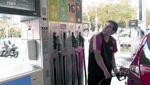 Un empleado de una gasolinera de Barcelona.