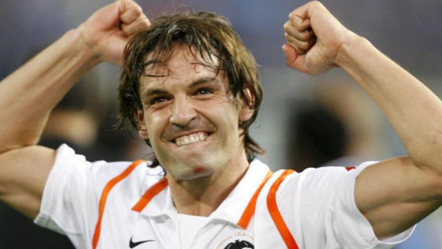 Fernando Morientes celebra un gol con el Valencia CF