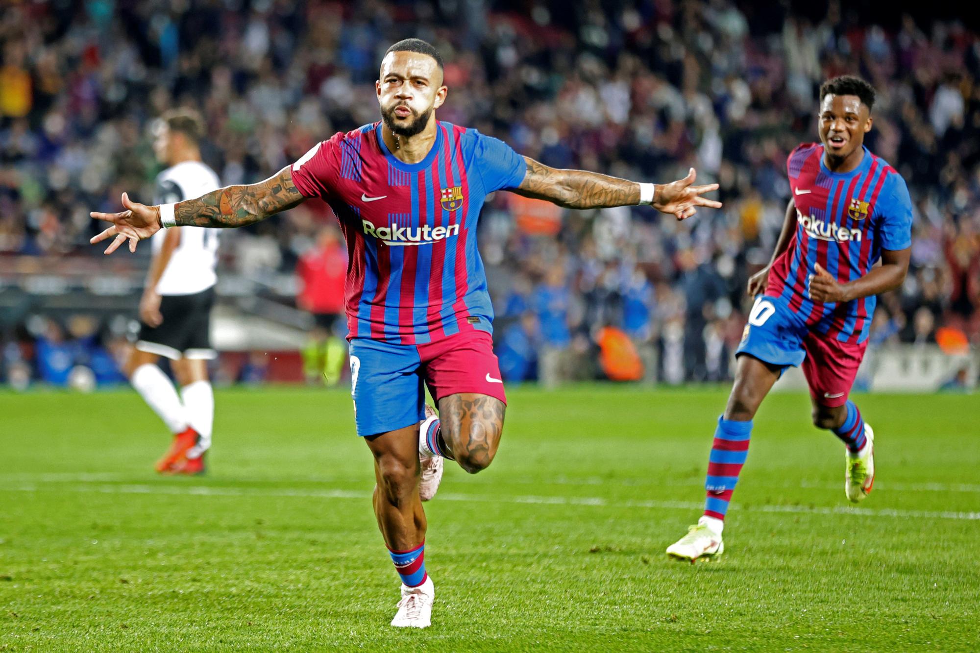 El delantero Memphis Depay celebra el segundo gol del Barcelona ante el Valencia.