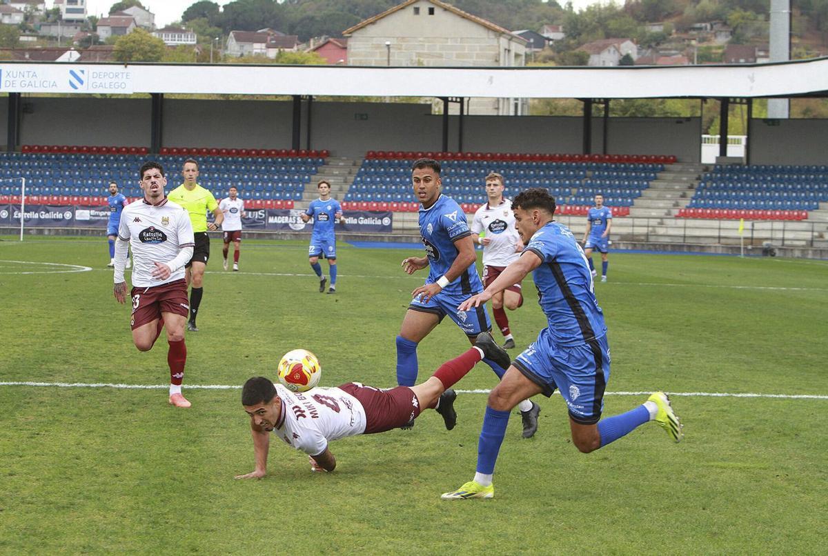 Miki Bosch en una disputa de balón en el encuentro de ida frente al Ourense, al que los granates se impusieron por 1-2. | IÑAKI OSORIO