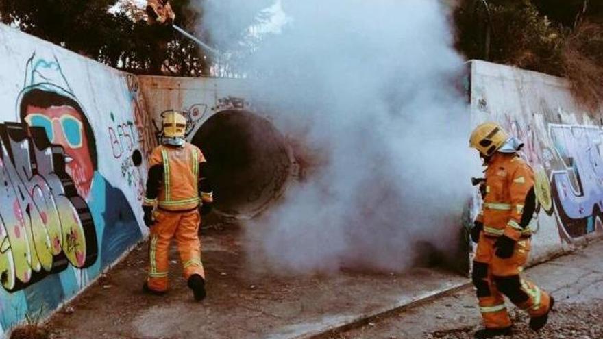 Sofocan un fuego en una moto