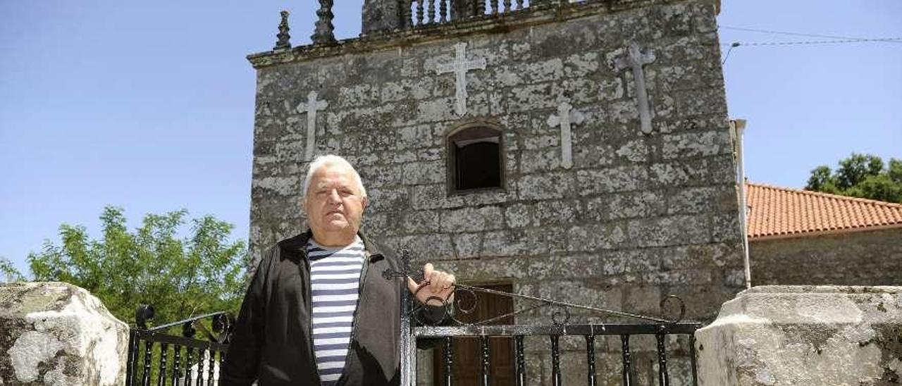 José Antonio García Otero, ayer, delante de la iglesia parroquial de Moimenta. // Bernabé/Javier Lalín
