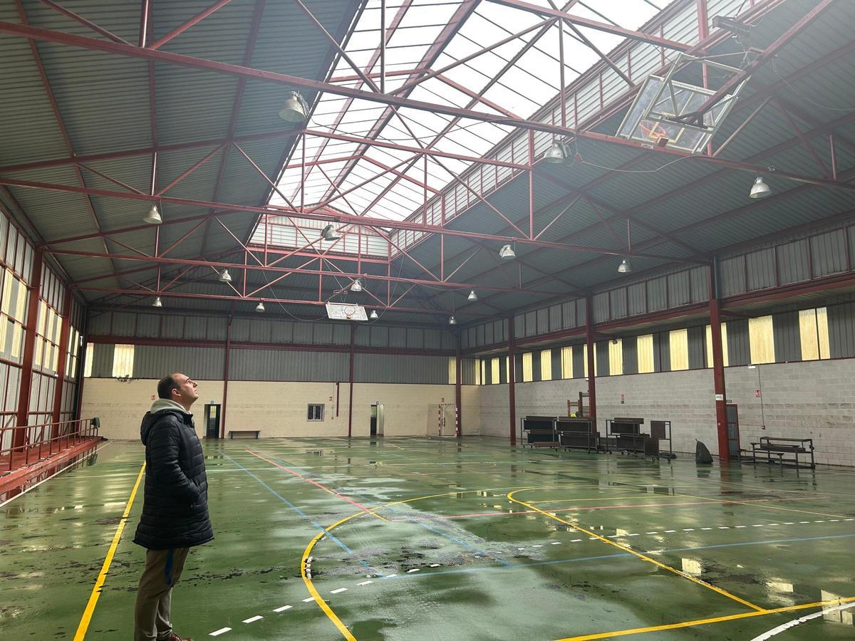 El concejal riosellano en el polideportivo de La Atalaya.