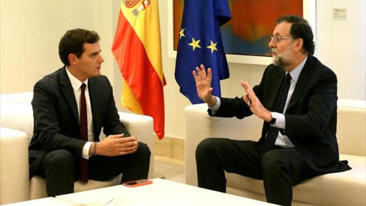 CONSULTAS Rivera conversa con el presidente del Gobierno.
