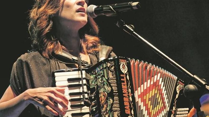 Julieta Venegas, durante un concierto.