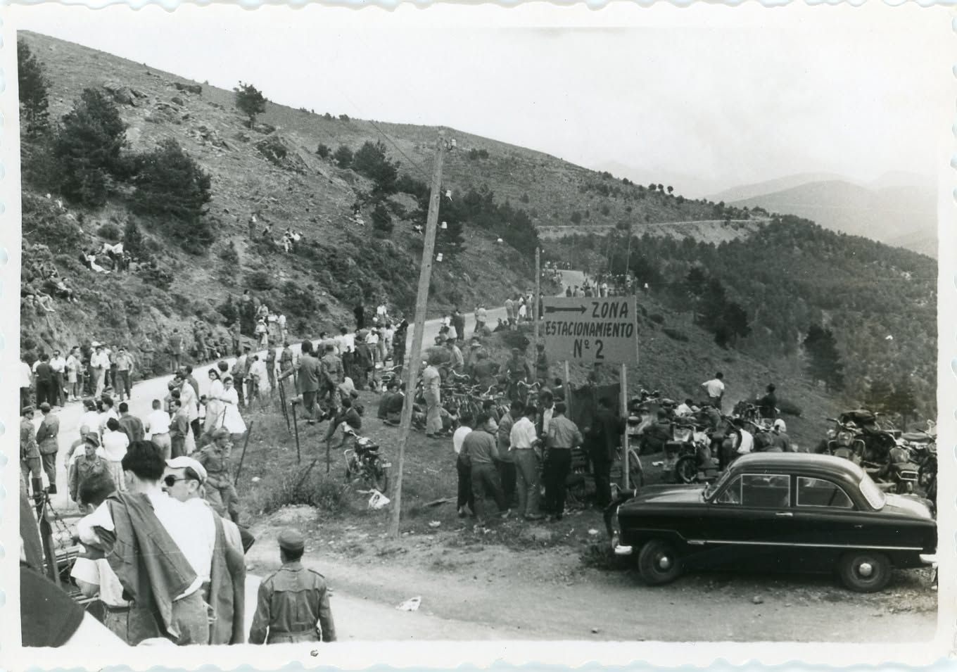 Aficionats al ciclisme l'any 1957 a la Collada de Toses