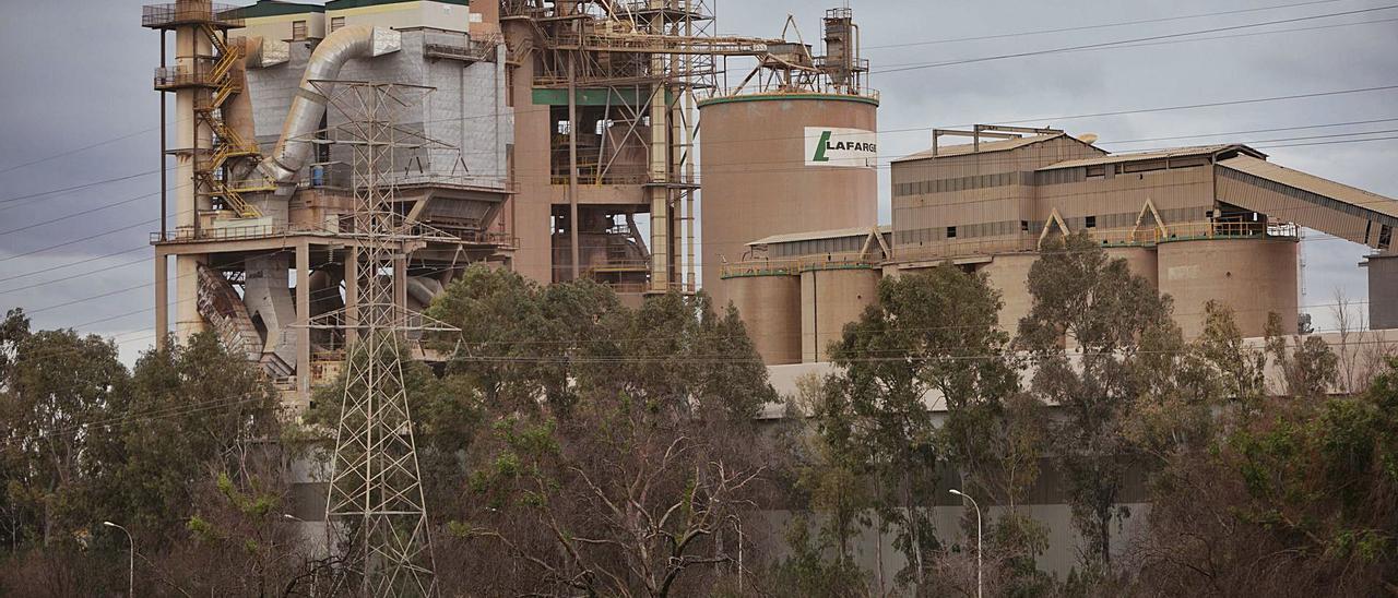 Imagen de la cementera de Lafarge en Sagunt. | DANIEL TORTAJADA