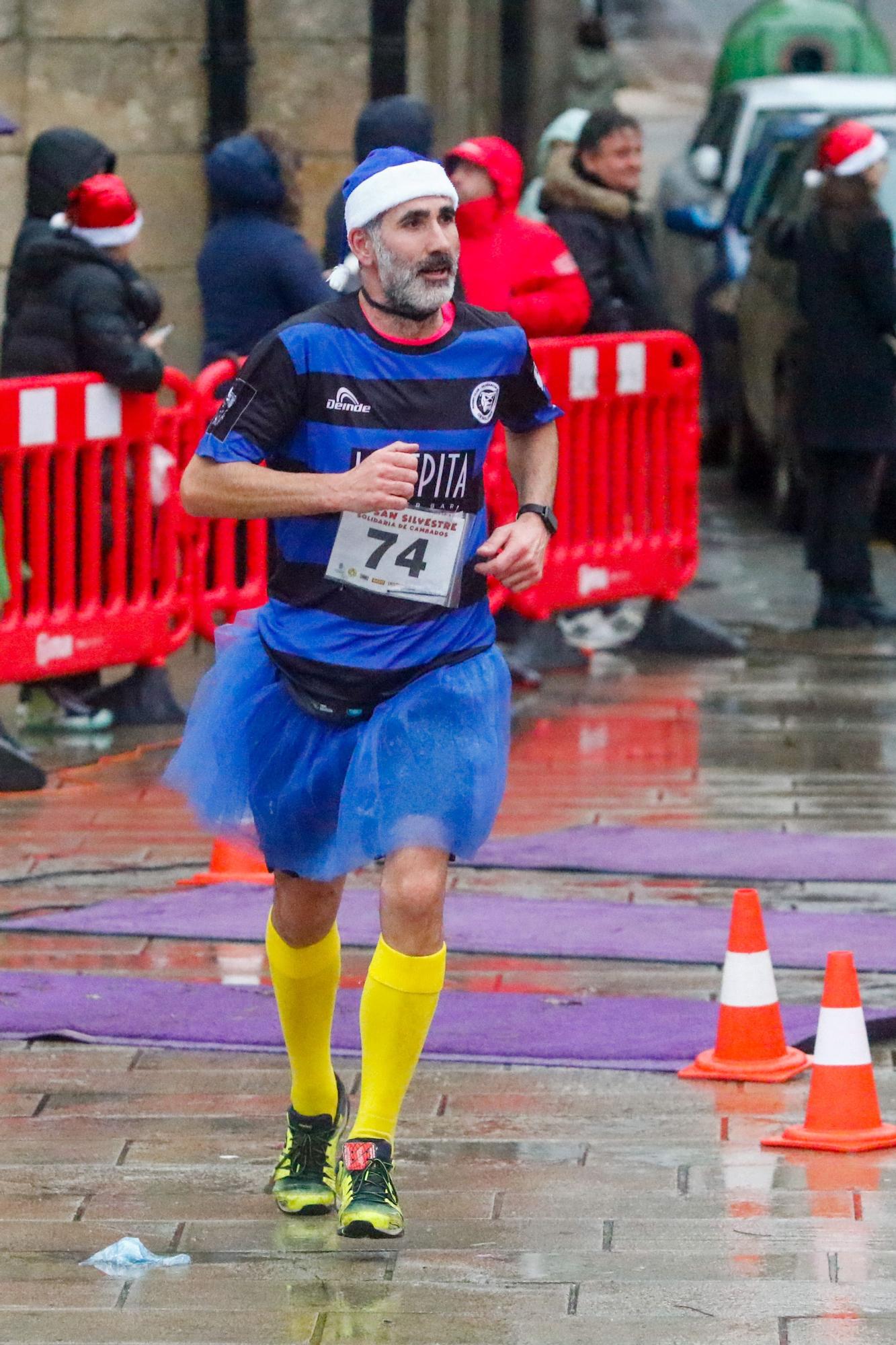 Más de 200 valientes hacen posible la recuperación de la San Silvestre de Cambados