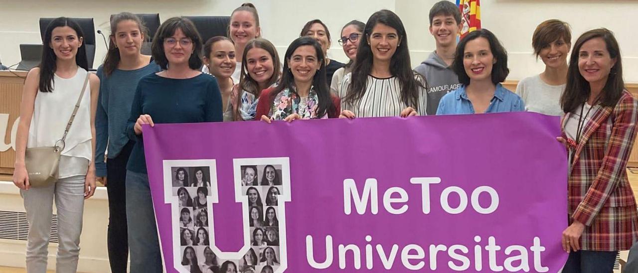 Ana Vidu, tercera por la izquierda, sujetando la pancarta del «Me Too», rodeada de alumnos y profesoras de la Universidad Autónoma de Barcelona en la presentación de la iniciativa. | LNE