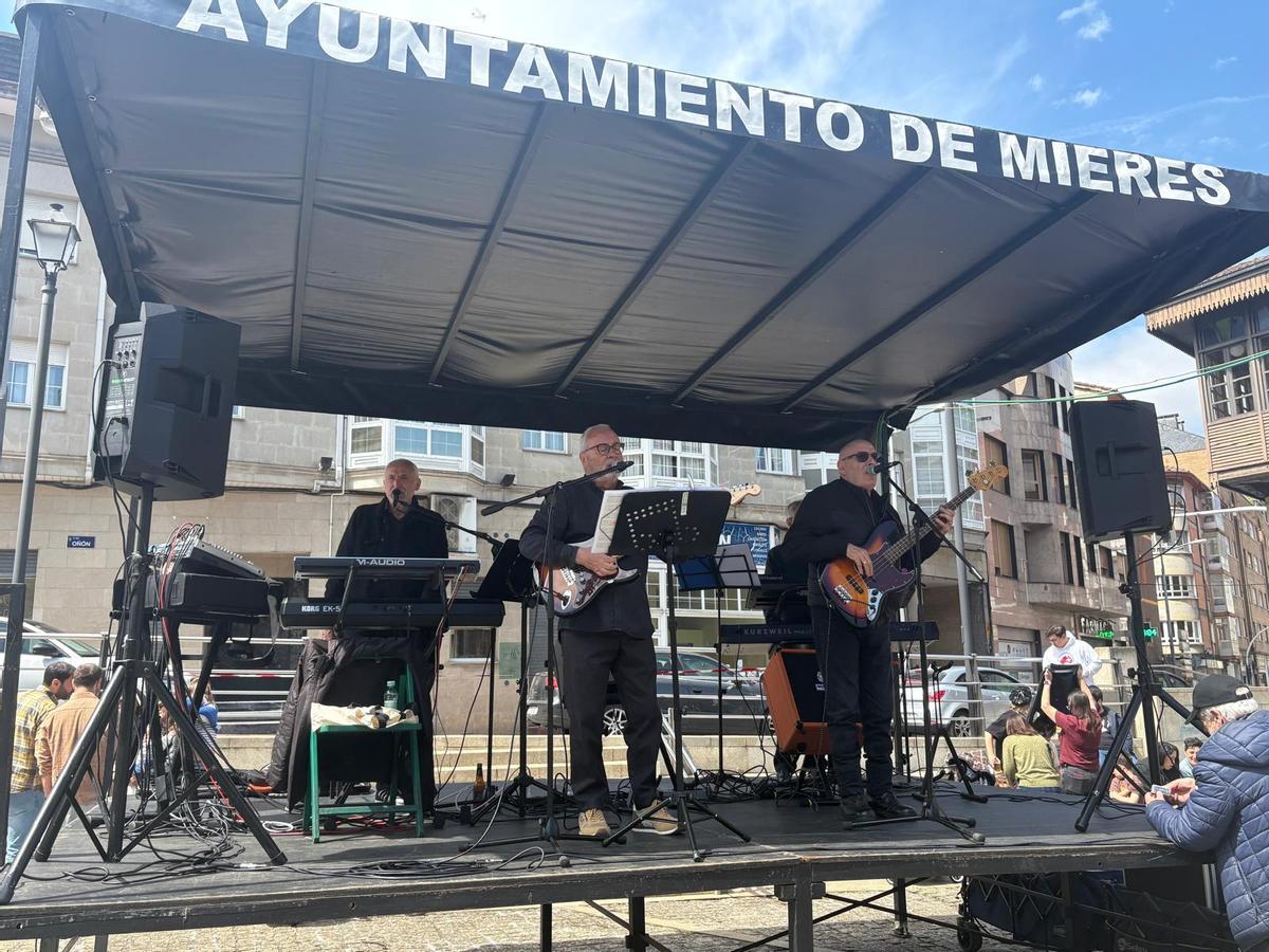 Los "Claxon boys" en la plaza Requejo de Mieres