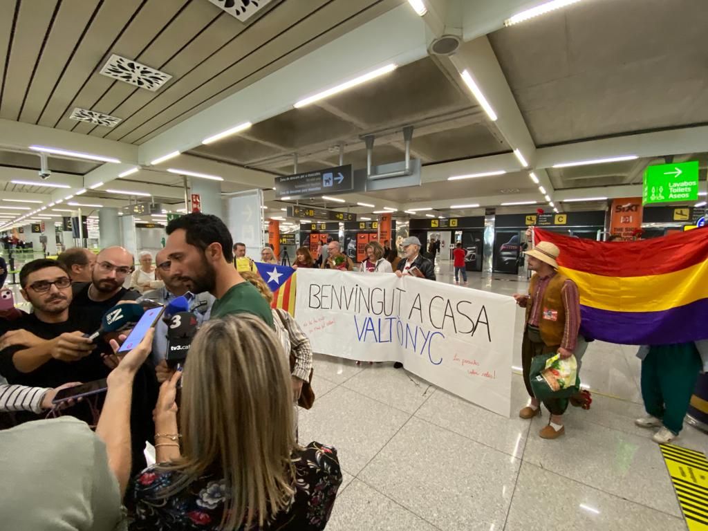 FOTOS │Así ha sido recibido Valtònyc en el aeropuerto de Palma